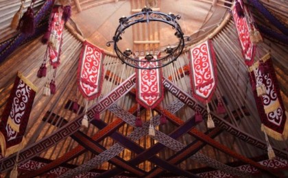 Қазақстандықтар Түркияда зілзаладан зардап шеккен түрік ағайындарға 120 киіз үй жібереді