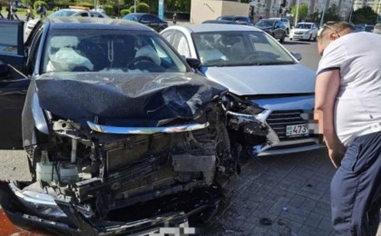 "6250 теңге": Астанада жол апатына түскен депутат Яндекс такси берген өтемақы мөлшеріне шағымданды