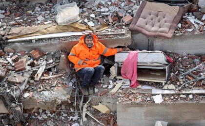 Үйінді астында көз жұмған қызының қолын ұстап отырған әке әлемді жылатты