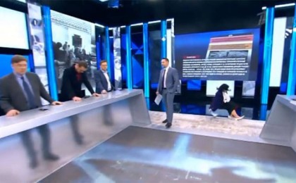 Тележүргізуші тікелей эфирде құлап, қолын сыдырып алды (видео)