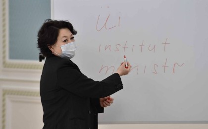 Тоқаевқа латынша қазақ әліпбиінің жаңа нұсқасы таныстырылды