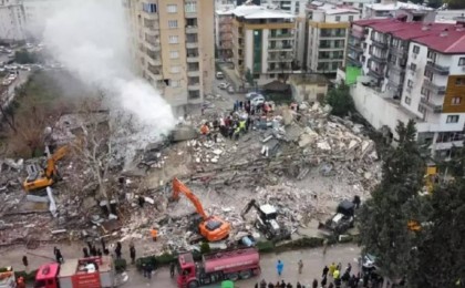 Түркиядағы зілзала: Қаза тапқандар саны 3,3 мыңнан асты