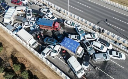 Қытайда 10 минутта 49 көлік соқтығысып, 16 адам қайтыс болды