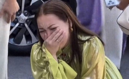 Актриса Жұлдызай Дүйсенбиева күтпеген сыйлық алып, жылап қалды