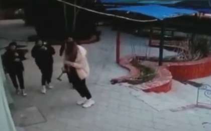 Иесі оларды жазалаудан бас тартты. Ақтауда қыздар дәмхананың есігін балғамен ұрып сындырды (видео)