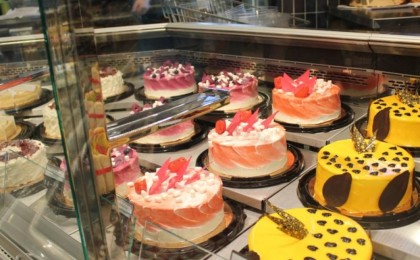 «Тәтті жегім келді»: Ақтөбеде торт ұрлаған адам бейнебақылауға түсіп қалды (ВИДЕО)