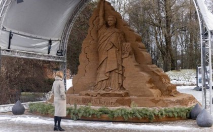 Эстонияда Зеленскийге алып ескерткіш қойылды