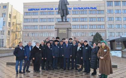 Қасым-Жомарт Тоқаев жазушы Шерхан Мұртаза ескерткішіне гүл шоғын қойды
