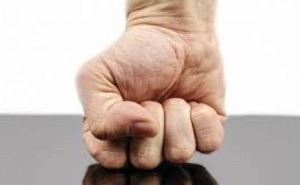 Алматыда ер адам қызды аяусыз соққыға жыққан