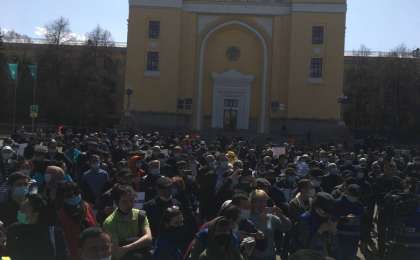 Алматыда митинг өтетін орынды полиция қоршады, интернет өшірілді
