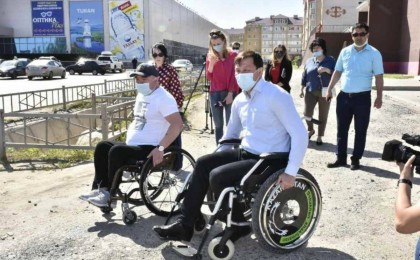 Ақтөбенің әкімі қаланы мүгедектер арбасымен аралап шықты - Қазақстан жаңалықтары