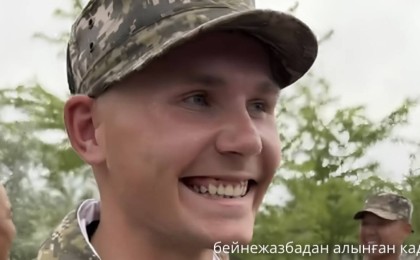 «Жүрегі жылап тұр»: ант қабылдауға анасы келе алмаған сарбаздың видеосы әп сәтте танымал болды (ВИДЕО)