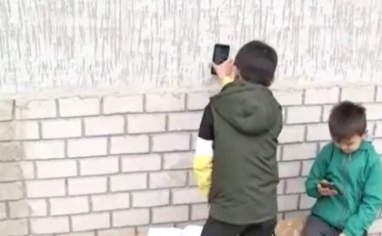 Алматы облысындағы ауылда мектеп оқушылары көшеде оқып жүр