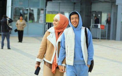 "Келіншегімнің таққаны хиджаб емес": Үкілі бала Ерболсын әйеліне қатысты сұраққа жауап берді