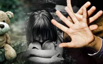 “Баланы 10 минут бойы қысып, азаптаған” - Алматылық тәрбиешінің іс-әрекеті елді шошытты