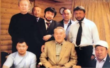 Желіде Назарбаевтың шенеуніктермен түскен сирек суреті тарады