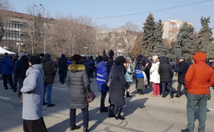 "Тоқаев та отставкаға кетсін!" Алматыда әкімдерді тікелей сайлауды талап еткен митингіге жүзден астам адам жиналды