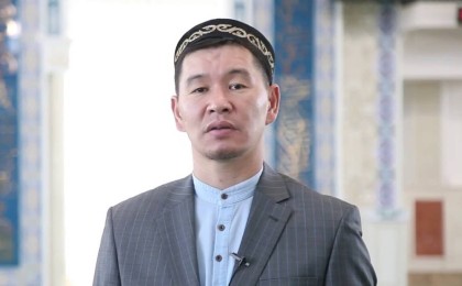 "Асығыстықпен айтқан үндеуім еді": Имам наразылық кезінде айтқан сөзінен енді тайқып шықты (ВИДЕО)