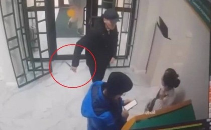 Ақтауда мас жігіт банк клиенттерін пышақпен қорқытқан (ВИДЕО)