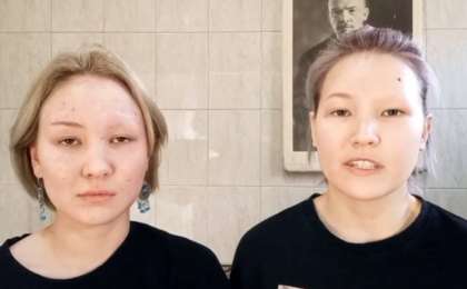 Оқушылар мектепті оффлайнға қайтаруды талап етіп, қастарын қырып тастады