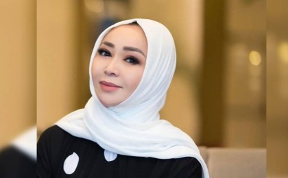 "Үш мезгіл тамақ бізден": Айнұр Тұрсынбаевамен кездесу құны 1 миллион 200 мың теңге