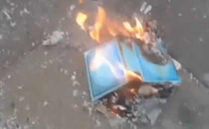 Рамзан Қадыровқа ашуланған саясаткер Құран кітабын өртеп жіберді