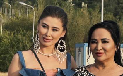 Белгілі актрисаға Қайрат Нұртастың анасы гауһартасы бар әшекей сыйлады  