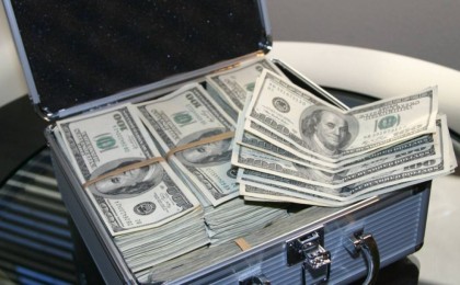 Қарағандыда банк қызметкерлері 12 миллион теңгені қолды еткен