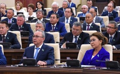 "Бәріне жетеді": Мәжіліс депутаттары қанша жалақы алатындарын айтты