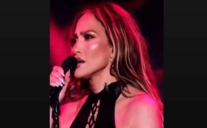 “1 миллион” - Дженнифер Лопестің мойнына қонған шегіртке елді шулатты