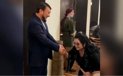 Мақпал Жүнісова экс-айтыскер Мұхамеджан Тазабекке сәлем салды