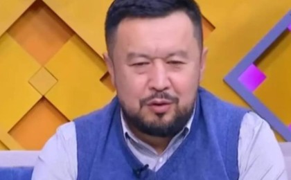 Сәбит Әбдіхалықов әйелі мен ұлын перзентханадан шығарып алды (видео)