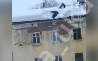 Қар тазалаймын деп көпқабатты үйдің төбесінен құлады — ШҚО