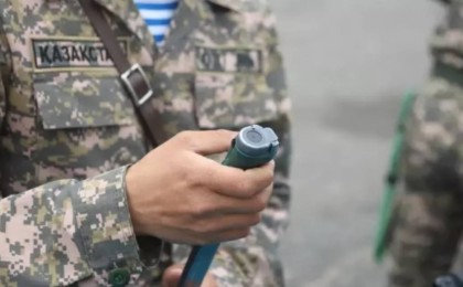 Қаза тапқан сарбаздың денесінен шәует табылғанын хабарлаған адвокатқа айып тағылды