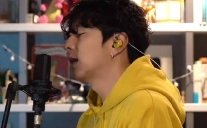 Мирас Жүгінісовтың "Зымыран" әнін орындаған кәріс музыканты елдің ыстық ықыласына бөленді (видео)