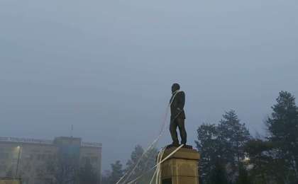 Назарбаевтың ескерткішін құлатқан жігіт істі болды