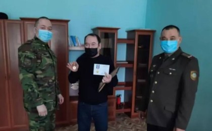 "Грэмми" жеңіп алған Иманбектің әкесіне медаль табысталды