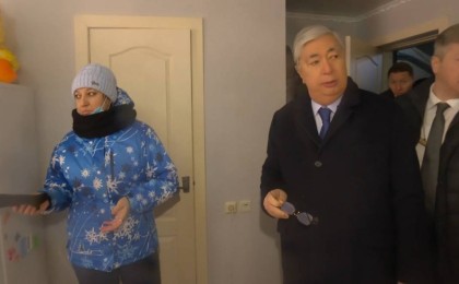 Тоқаев Рудный үйлеріндегі жылуды өзі тексерді