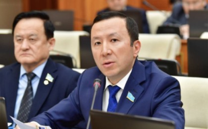 «Балалардың тілі орысша және ағылшынша шығып жатыр»: Депутат дабыл қақты