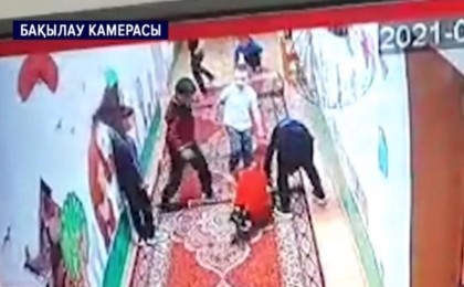 Түркістан облысында оқушылар 9 жасар сыныптасының шашын өртеп, қайшы тықпақ болған