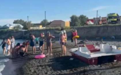 Алакөлде демалып жүрген қазақстандық судан әйелдің мәйітін алып шықты (видео)