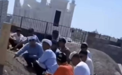 "Өшір ананы": мазар басында топыраққа саусақ тығып, сүре оқып жатқандардың видеосы тарады (ВИДЕО)