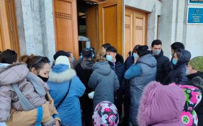 "Қара су мен қара нан жеп отырмыз". Қымбатшылыққа шағымданған әйелдер әкімдікке барды