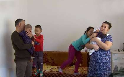 В маленькой комнате общежития ютится семья с пятью детьми: они могут оказаться на улице