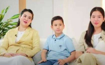 «Сен мені кешірші»: Ақмоншақ Нұртазаның кенже қызы Ләйлә Сұлтанқызының студиясында жылап қалды