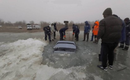 Атырауда жеңіл көлік өзенге батып кетті