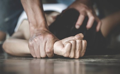 "Күйеуімнен қатты қорқамын. Қыздарымның тағдыры қыл үстінде". Орал тұрғыны 13 жасар қызын зорлады деп айыпталды