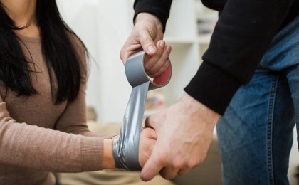 "Скотчпен байлап, күш көрсеткен": Алматы облысында зейнеткердің жерлеуге жинаған 800 мың теңгесін ұрлап әкеткен