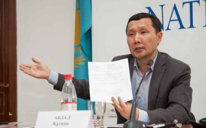 Абзал Құспан: "Ереуілшілер түскен кезде медбике қызды зорлап тастаған"