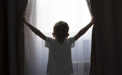 Қостанайда ер адам терезеден құлай жаздаған баланы құтқарды – видео